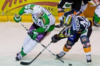Olimpija ostaja pri vrhu, poraz Jesenic