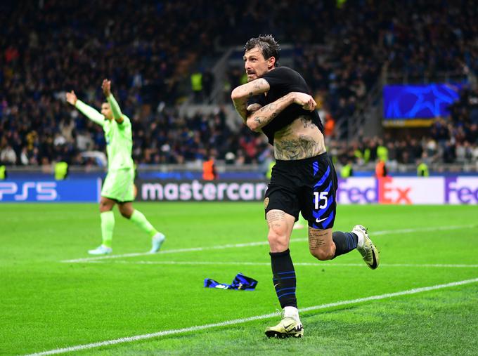 Francesco Acerbi je v tretji minuti sodnikovega podaljška izenačil na 3:3. | Foto: Reuters