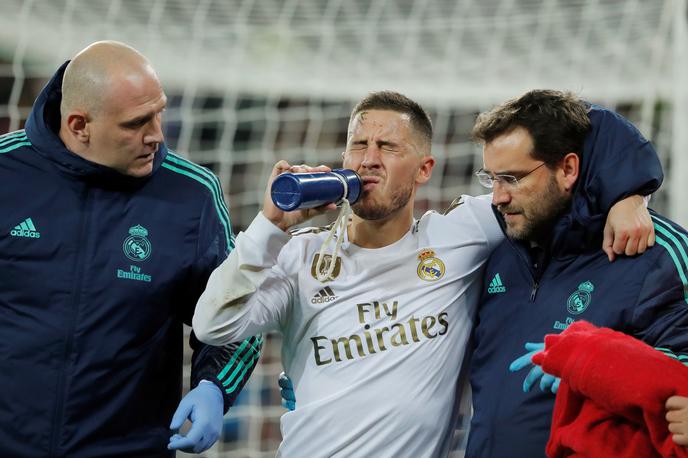 Eden Hazard | Takole je – z bolečim izrazom na obrazu – igrišče na tekmi proti PSG predčasno zapustil Eden Hazard. | Foto Reuters