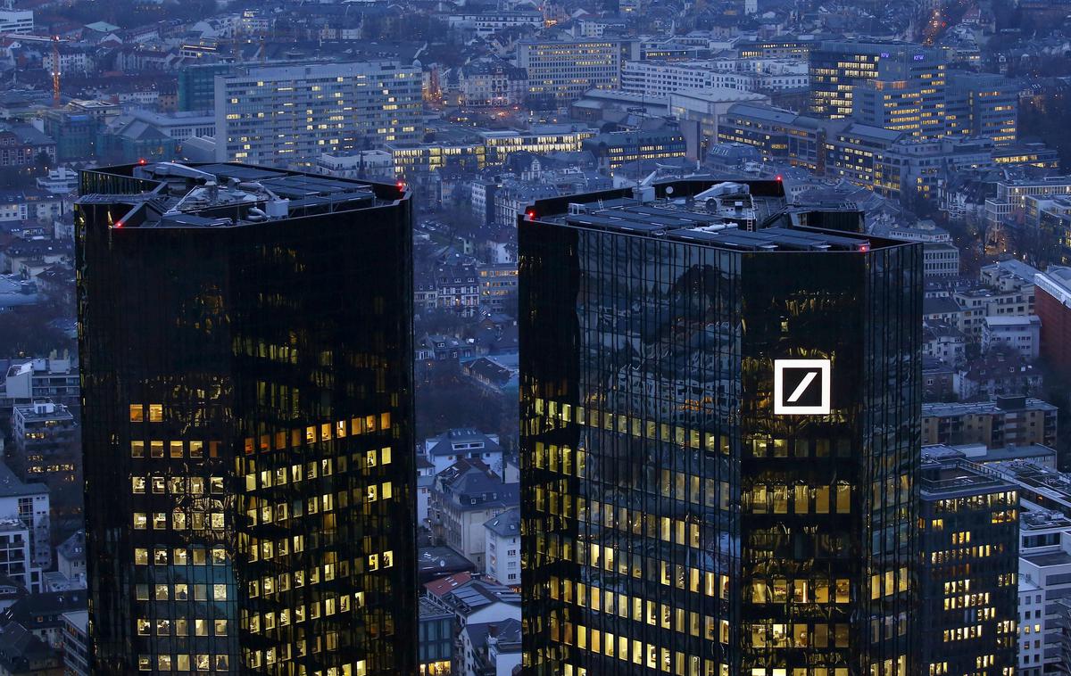 Deutsche Bank | V aktivnosti, ki sicer niso eksplicitni dokazi pranja denarja, a nanj močno namigujejo, so bile vpletene nekatere največje banke na svetu, je razkrila dolgotrajna analiza dokumentov Mednarodnega konzorcija preiskovalnih novinarjev. Na fotografiji sedež Deutsche Bank v Frankfurtu. | Foto Reuters