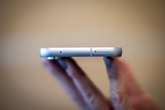 Utor za kartici nanoSIM so pri pametnem telefonu Samsung Galaxy S23 FE umestili na zgornjo stran. | Foto: Gaja Hanuna