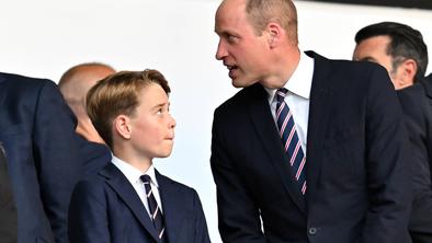 Mladi princ si želi mobilni telefon, oče bi mu ga dal pod tem pogojem