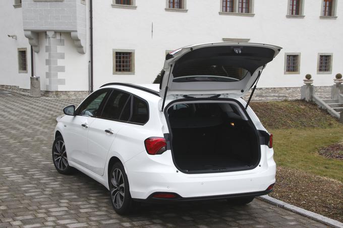 Prtljažni prostor tipa station wagon meri 550 litrov, to je 30 litrov več kot spravi vase sedan. | Foto: Aleš Črnivec