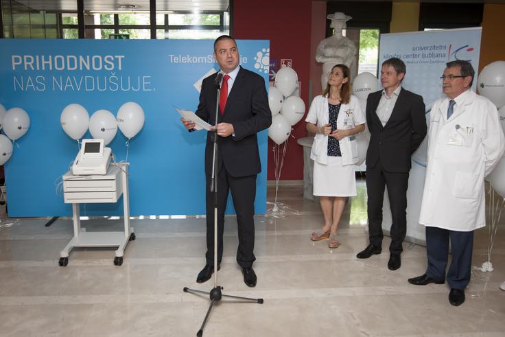 CTG-aparat je ljubljanski porodnišnici predal prvi mož Telekoma Slovenije Rudolf Skobe. | Foto: Bojan Puhek