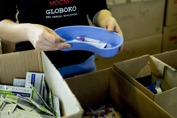 "Prav tako vas prosimo, da se za podporo pri prvem poskusnem samotestiranju dogovorite z zdravstvenimi domovi oziroma zdravstvenimi delavci, ki so že bili naprošeni, da sodelujejo pri prvem poskusnem samotestiranju," je ministrstvo še zapisalo v okrožnici. | Foto: Ana Kovač
