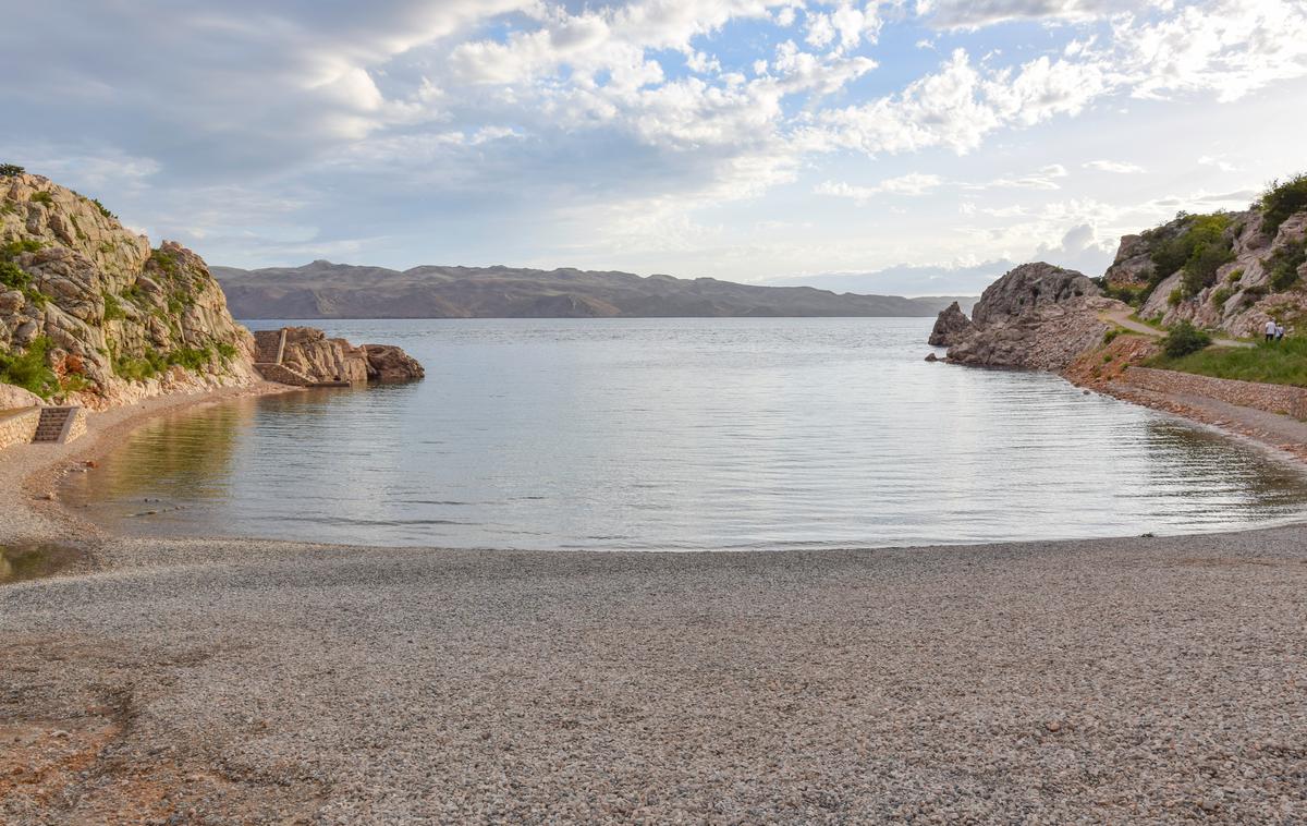 plaža Tatinja | Plaža Tatinja, s katere se odpira pogled na Pag, je postala prva moto plaža na Hrvaškem. | Foto Shutterstock