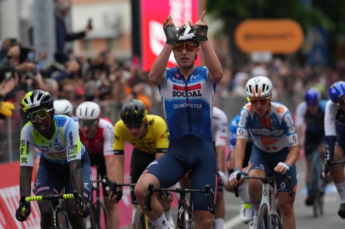 Tim Merlier Giro 2024 | Belgijski kolesar Tim Merlier se je ob etapni zmagi na Giru poklonil spominu na rojaka Wouterja Weylandta, ki se je leta 2011 smrtno ponesrečil v 3. etapi Gira. Star je bil 26 let. | Foto LaPresse