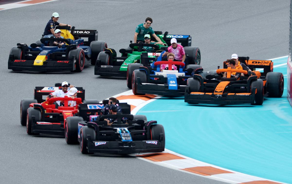 Miami lego formula 1 | Parada dirkačev v Miamiju je bila tokrat dirka z dirkalniki, sestavljenimi iz legokock. | Foto Reuters