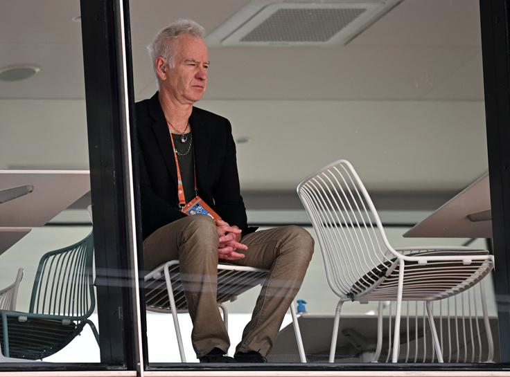 John McEnroe OP Francije spremlja kot strokovni komentator Eurosporta. | Foto: Reuters