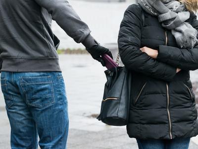 Drzni žeparski tatvini na območju Ljubljane: en osumljenec pobegnil, drugega prijeli