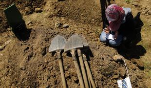 V BiH odkrili novo množično grobišče žrtev iz Srebrenice
