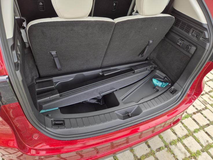 Za sedmimi sedeži ostane 258 litrov prostornine. Pod ploščo se pospravi rolo kadar ni v uporabi, pribor za popravilo gume, v korito pa polnilni kabli, če bi bila testna mazda PHEV.  | Foto: Aleš Črnivec