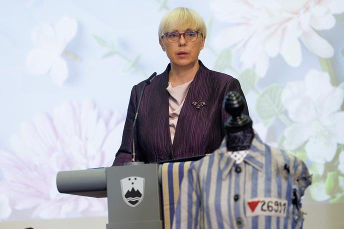 Nataša Pirc Musar | Ker konkretnih pristojnosti za ukrepanje v takem primeru nimajo, so pismi odstopili zavodu za zaposlovanje in jih prosili za nujno obravnavo, prioritetno preučitev ter izvedbo nadaljnjih postopkov in ukrepov, ki bodo zaščitili delavce. "Prav tako smo prosili, da urad predsednice o poteku postopkov redno seznanjajo," so dodali v predsedničinem uradu. | Foto STA