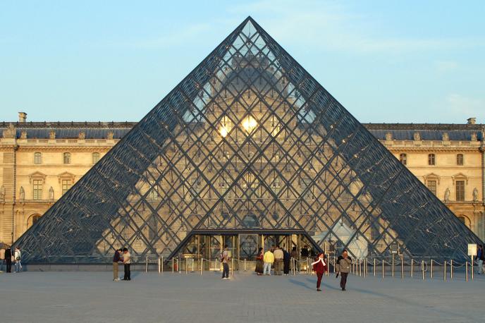 Louvre, Pariz | V spremstvu policije so iz Louvra v francosko centralno banko prepeljali del dragocene zbirke nakita. | Foto Guliverimage