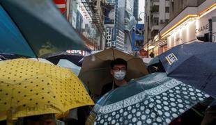 Kljub močnim nalivom v Hongkongu več deset tisoč protestnikov