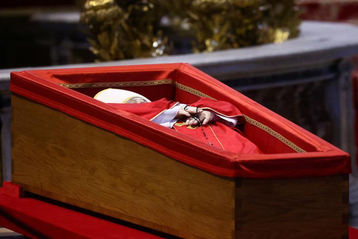Verniki se lahko od Frančiška poslovijo še do 20. ure, ko bodo krsto na slovesnosti z udeležbo najvišjih kardinalov zaprli. | Foto: Reuters