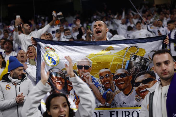 Streho stadiona Santiago Bernabeu so zaprli, da je bilo vzdušje še bolj peklensko. | Foto: Reuters