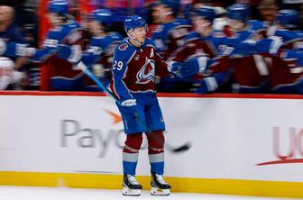 MacKinnon z izjemnim mejnikom poskrbel za zgodbo večera #video