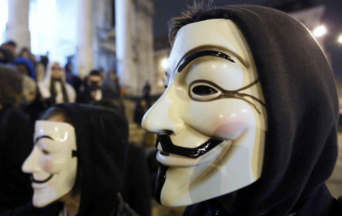 Anonymous | V SMC, NSi in DeSUS trdijo, da svarilna pošta skupine Anonymous, ki so jo prejeli pred odločanjem, nanje ni vplivala.  | Foto Reuters