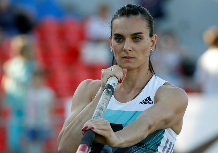 Največja zvezdnica v ruski atletski reprezentanci bi bila zagotovo Jelena Isinbajeva. Dvakratna olimpijska zmagovalka, najboljša je bila v Atenah in Pekingu, bi lovila tretje olimpijsko zlato v skoku ob palici. Da je v odlični formi je letos dokazala na ruskem prvenstvu, Rusi na domačih tekmah lahko tekmujejo, ne smejo pa v tujini, ko je preskočila letvico na 490 centimetrih in postavila najboljši izid sezone na svetu. Isinbajeva je hkrati lastnica svetovnega rekorda na prostem, ki znaša 506 centimetrov. Ali bo po odločitvi, da ruska reprezentanca ne sme nastopiti, palico postavila v kot, za zdaj še ni jasno. Ruska lepotica je tudi trikratna svetovna prvakinja. | Foto: 