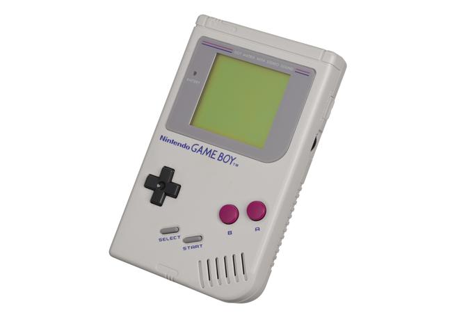 Ročna igralna konzola, ki jo je leta 1989 ob spremstvu legendarne igre Tetris izdal Nintendo, je bila velikanska uspešnica, v naslednjih desetih letih je bilo prodanih več kot 64 milijonov enot. Čeprav ni bil prvi, Game Boy velja za pionirja mobilnega poganjanja videoiger. | Foto: 