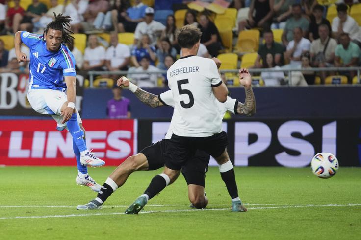 Za vodstvo azzurov z 1:0 je zadel Luca Koleosho. | Foto: Guliverimage