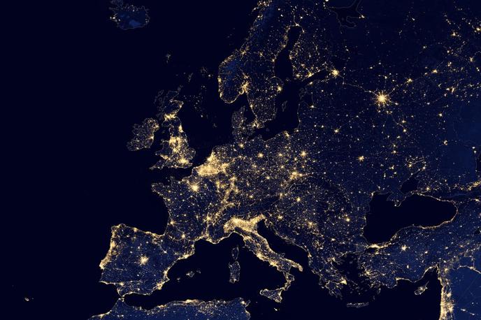 Evropa, Evropa ponoči, Evropa iz vesolja | Evropski politični vrh je že dalj časa tako rekoč enoten, da Evropa nujno potrebuje lastno infrastrukturo računalništva v oblaku, ki bi omilila odvisnost evropskih uporabnikov od ameriških korporacij. | Foto Pixabay