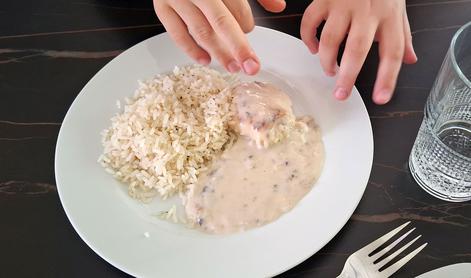 Ste mislili, da otroci ne marajo gob? Preverili smo Perfect piščančji zrezek z gobovo omako.