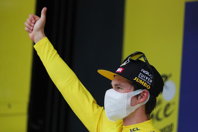 Primož Roglič je v nedeljo oblekel rumeno majico vodilnega. | Foto: Reuters
