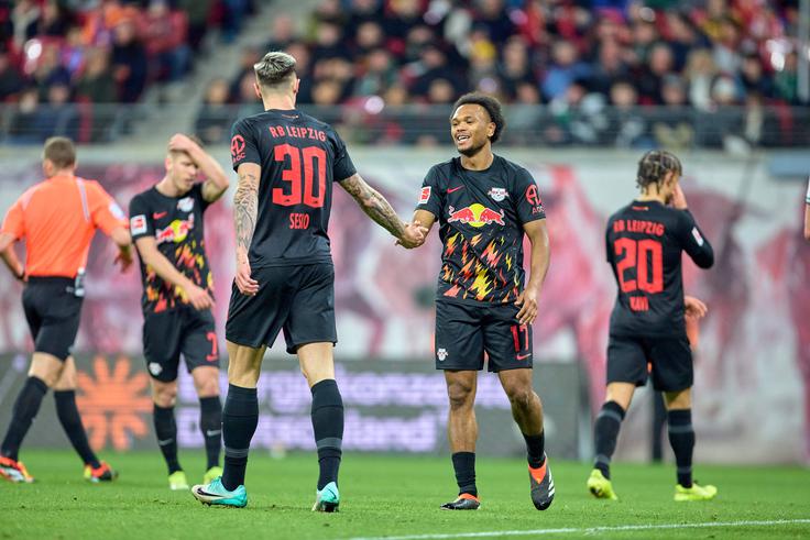 Benjamin Šeško je čestital Loisu Opendi za zadetek na dvoboju proti Gladbachu. | Foto: Guliverimage