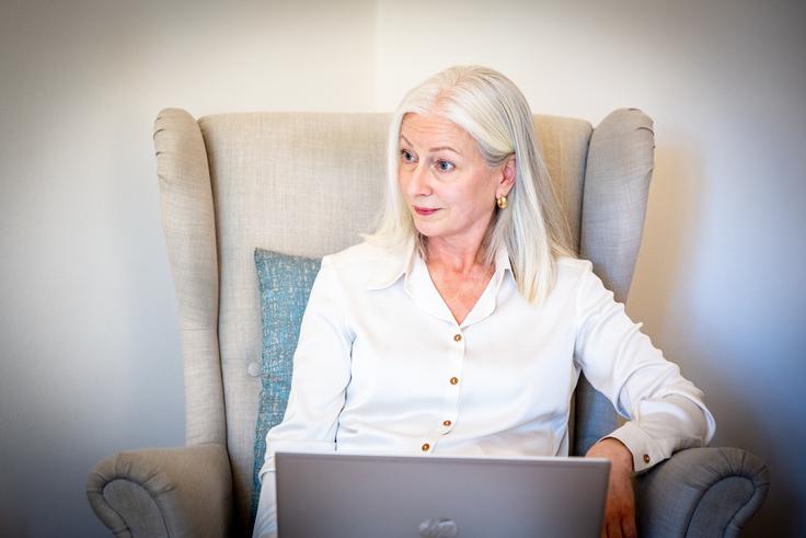 "Utrujenost, stiskanje v prsih, pritisk, razdražljivost, občutek dušenja, vse to so opozorilni znaki. Ko jih prezremo, hitro zdrsnemo v izčrpanost," nam je zaupala. | Foto: Gaja Hanuna