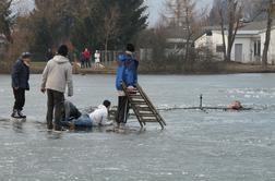 Na Koseškem bajerju popustil led, več ljudi v vodi