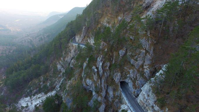 Cesta pelje ob robu slikovite pokrajine, ki odpira pogled na Ajdovščino in Vipavsko dolino. | Foto: Gregor Pavšič