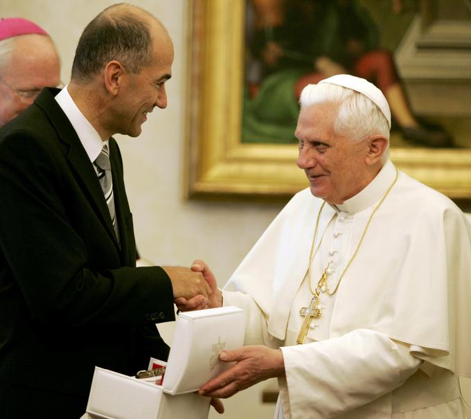 Premier Janez Janša je papeža Benedikta XVI. prvič srečal na sprejemu po umestitveni maši aprila 2005 v Vatikanu. | Foto: STA ,