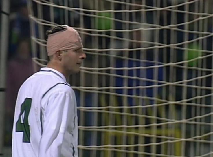 Dvoboj proti Romuniji (2:1) je odigral z obvezano glavo in se z nepozabno podobo zapisal v zgodovino slovenskega nogometa. | Foto: Osebni arhiv