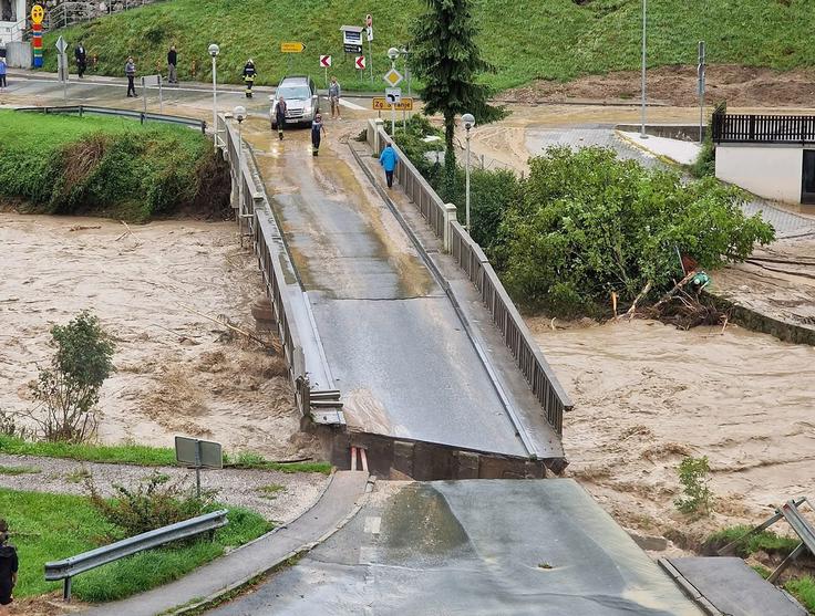 Kamniška Bistrica je pokazala svojo moč in odnesla most na cesti Stahovica–Kamnik. | Foto: infoPot/Facebook