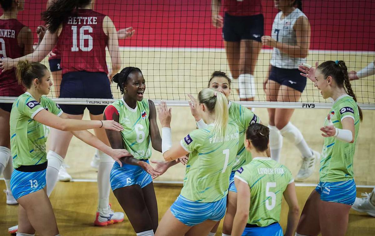 slovenska ženska odbojkarska reprezentanca : ZDA | Slovenke se bodo ob 11. uri pomerile z Argentinkami. Da bi še lahko upale na napredovanje, morajo zmagati s 3:0 ali 3:1, Američanke pa morajo premagati Čehinje. | Foto Volleyball World