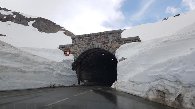 Eden izmed predorov na Grossglocknerjevi cesti. | Foto: Metka Prezelj