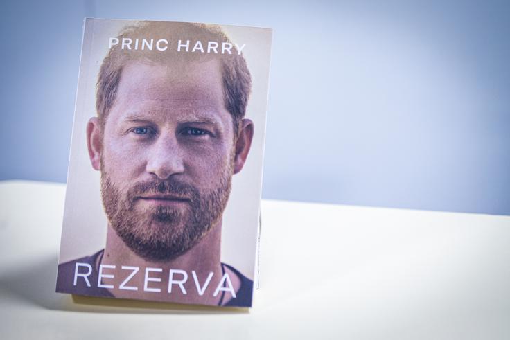 Spor se je še poglobil leta 2023, ko je izšla Harryjeva knjiga spominov Spare. | Foto: Gaja Hanuna
