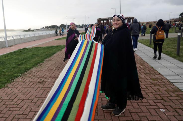 Prejšnji rekord je bil v rokah kitajskih tkalcev, ki so leta 2017 izdelali 280 kvadratnih metrov veliko tkanino.  | Foto: Reuters