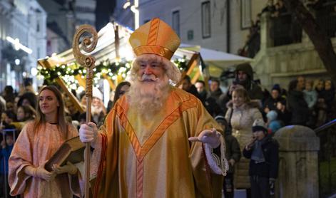 Med otroke prihaja Miklavž, še več krajev bo zasijalo v praznični razsvetljavi