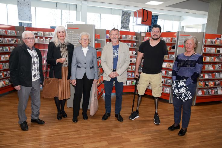 Na fotografiji od leve proti desni: Tomaž Jamnik – Mišo, Mojca Zaplotnik Jamnik, Marija Šterk, sestra pokojnega Zaplotnika, Tone Perčič, plezalni sopotnik in Darko Đurić, nekdanji paraplavalec.  | Foto: 