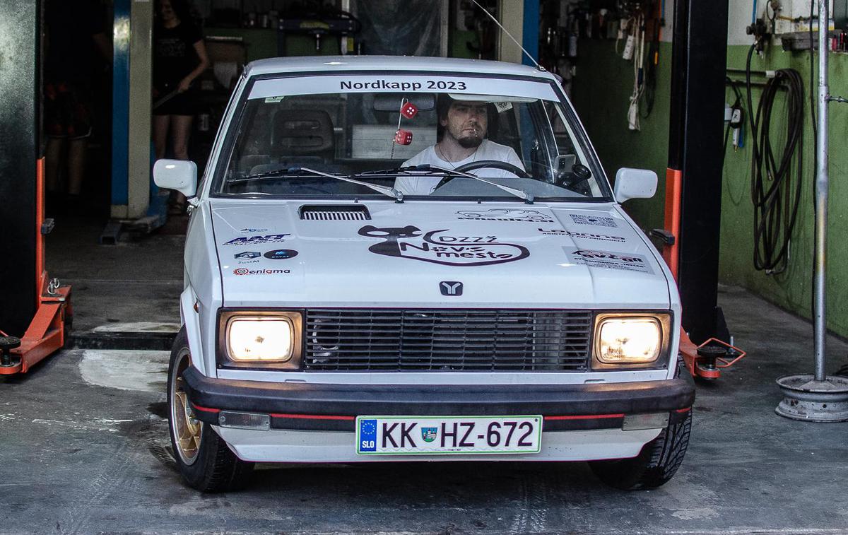 Blaž Košir yugo Nordkapp | Blaž Košir in zastava yugo 45 pred odhodom proti severu Norveške | Foto David Kastelic