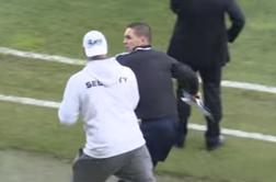 Sodnika med tekmo tako pijana, da sta komaj stala (video)