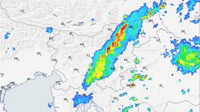 Zaradi neviht imajo gasilci v Sloveniji polne roke dela