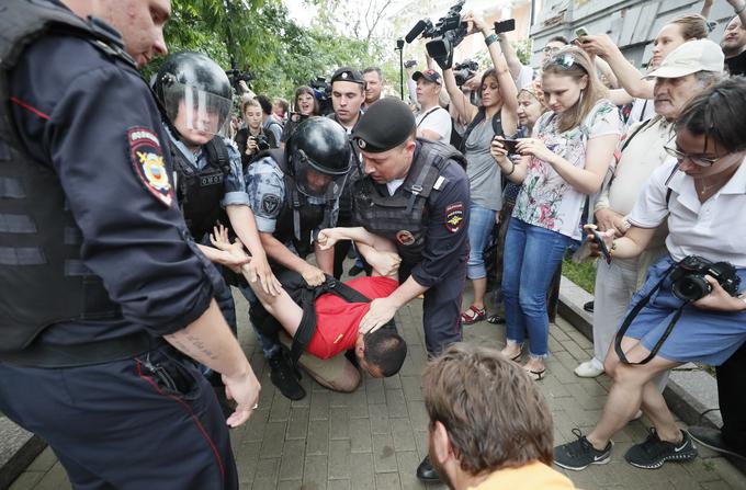 Policija je posredovala proti približno 1.200 protestnikom, več kot 400 so jih aretirali. | Foto: Reuters