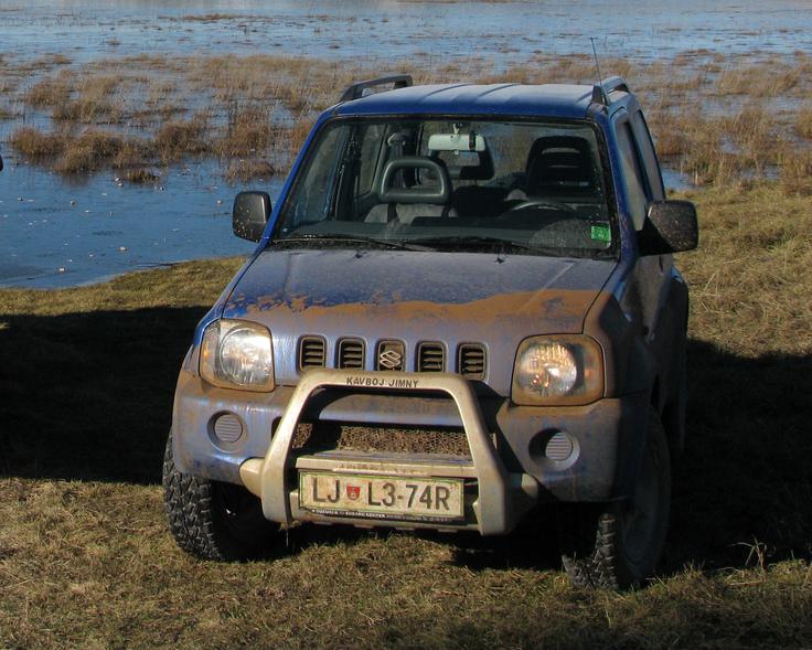 Suzuki jimny Moj kavboj jimny ponosno razkazuje, kako globoko je zabredel v blato. | Foto: Aleš Črnivec