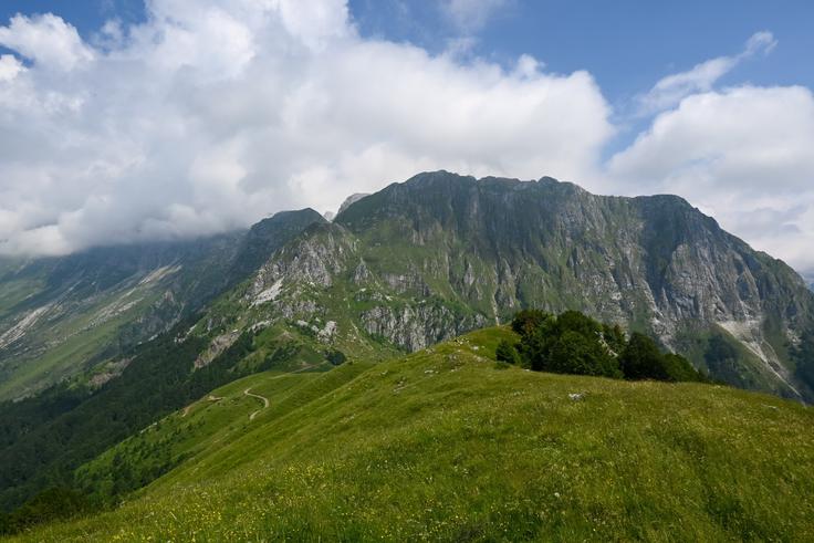 Pogled z najvišje točke ture, Visoč vrh. Nazaj na planino Sleme ter stene Stadorja in Rdečega roba, levo v oblaku sta Batognica in Krn. | Foto: Matej Podgoršek