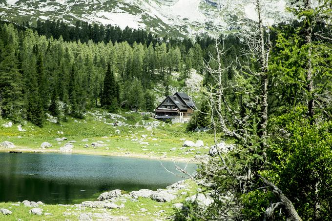 Dvojno jezero, v ozadju Koča pri Triglavskih jezerih | Foto: Ana Kovač