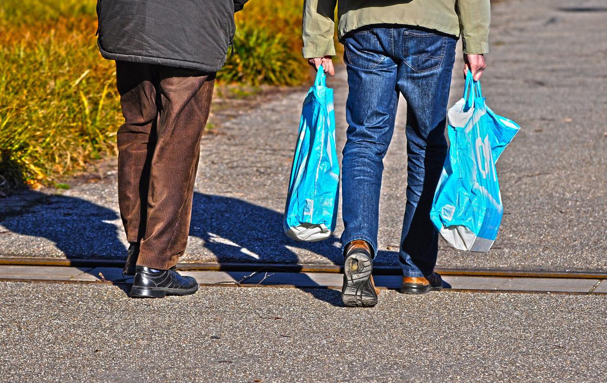 Plastične vrečke | Uporaba in prodaja plastičnih nosilnih vrečk je v nekaterih trgovinah, ki tovrstne vrečke še vedno prodajajo kupcem, januarja močno upadla. | Foto Pixabay